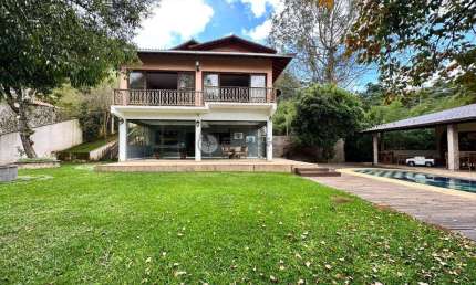 Casa à venda com 5 quartos sendo 2 suítes, 1.400 m² de terreno no Parque do Imbuí - Teresópolis/RJ.