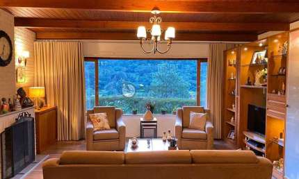 Casa à venda com 5 quartos, 2.470 m² de terreno no Parque Do Imbuí - Teresópolis/RJ.