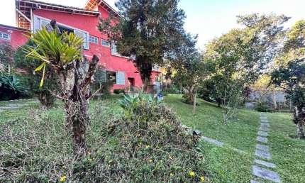 Casa para venda com 4 quartos sendo 2 suítes, 200 m² em Iucas - Teresópolis/RJ.