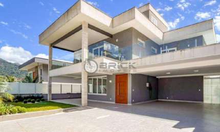 Casa para venda com 4 suítes, 350.78 m² no Comary - Teresópolis/RJ.