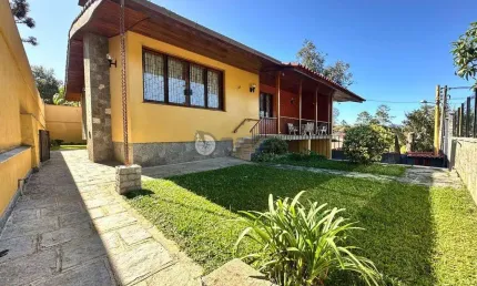 Casa linear para venda com 5 quartos sendo 3 suítes, 455 m² de terreno em Iúcas - Teresópolis/RJ.