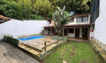 Casa para locação com 8 quartos, 288.12m² na Várzea - Teresópolis/RJ.