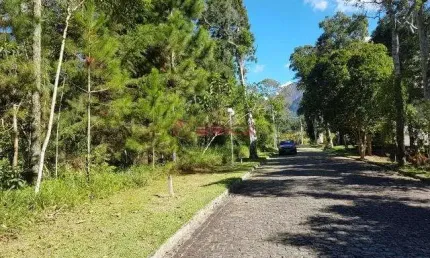 Terreno com 850 m² em condomínio em Quebra Frascos - Teresópolis/RJ.