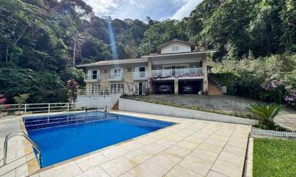 Casa à venda com 4 suítes e uma vista encantadora no Comary - Teresópolis/RJ.