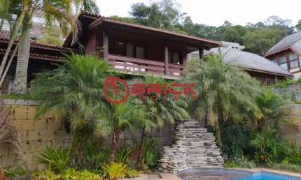 Casa com 5 suítes em condomínio em Quebra Frascos - Teresópolis/RJ.