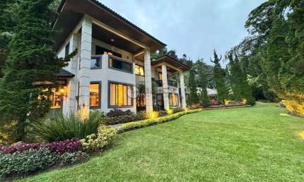 Casa de alto padrão à venda com 5 suítes, 3.700 m² de terreno em condomínio no Comary - Teresópolis/RJ.