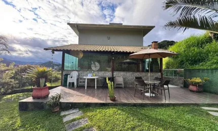 Casa para venda com 3 suítes, 250 m² na Tijuca - Teresópolis/RJ.