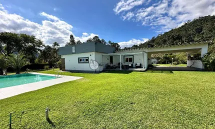 Casa à venda com 4 quartos sendo 3 suítes, 3.000 m² de terreno plano em Albuquerque - Teresópolis/RJ.