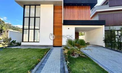 Casa para venda com 4 quartos sendo 1 suíte, 165.79 m² na Posse - Teresópolis/RJ.