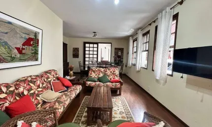 Casa com 3 quartos sendo 1 suíte + dependência em condomínio no Alto - Teresópolis/RJ.