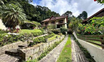 Casa à venda com 5 quartos sendo 1 suíte, 835 m² de terreno em condomínio no Comary - Teresópolis/RJ.