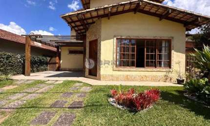 Casa com 4 quartos sendo 1 suíte em condomínio na Cascata do Imbuí - Teresópolis/RJ.