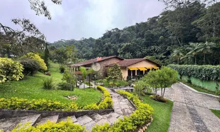Casa com 4 quartos, 3.600 m² de terreno em condomínio no Comary - Teresópolis/RJ.