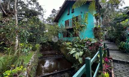 Casa em condomínio com 4 quartos sendo 3 suítes, 195 m² no Comary - Teresópolis/RJ.