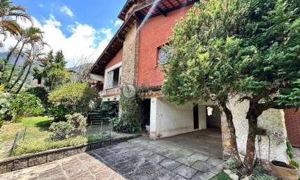 Casa para locação com 5 quartos sendo 3 suítes, 458.3 m² no Alto - Teresópolis/RJ.