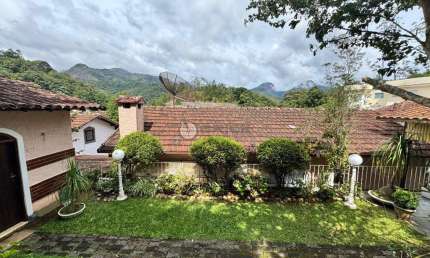 Casa linear com 3 quartos sendo 1 suíte, 790 m² de terreno em condomínio no Panorama - Teresópolis/RJ