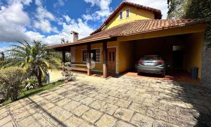 Casa à venda com 3 quartos sendo 1 suíte em condomínio, 242 m² no Quebra Frascos - Teresópolis/RJ.