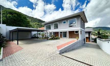 Casa à venda com 3 quartos sendo 1 suíte em condomínio, 140 m² no Alto - Teresópolis/RJ.
