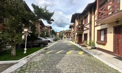 Casa à venda com 3 quartos em condomínio, 75 m² na Tijuca - Teresópolis/RJ.