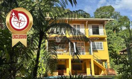 Casa para venda com 4 quartos sendo 2 suítes, 300 m² no Comary - Teresópolis/RJ.