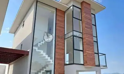 Casa com 5 quartos sendo 2 suítes, 262,54 m² em condomínio na Tijuca - Teresópolis/RJ