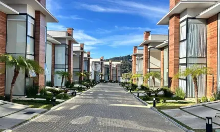 Casa com 5 quartos sendo 2 suítes, 262,54 m² em condomínio na tijuca - teresópolis/rj
