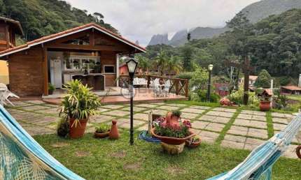 Casa com vista privilegiada para o Dedo de Deus com 4 quartos no Comary, Teresópolis/RJ.