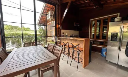 Casa de madeira com 2 quartos sendo 1 suítes, 85 m² em condomínio em Vargem Grande - Teresópolis/RJ.
