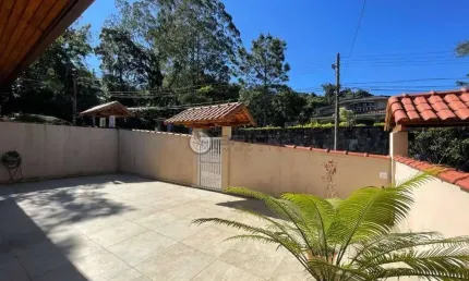 Casa à venda com 3 quartos em condomínio no Comary - Teresópolis/RJ.