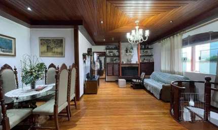 Casa para venda com 5 quartos sendo 4 suítes no Alto, Teresópolis/RJ.