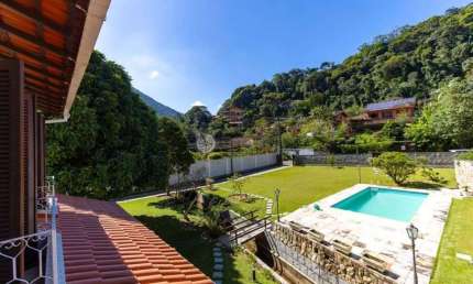 Casa à venda em condomínio com 5 quartos sendo 2 suítes no Comary - Teresópolis/RJ.