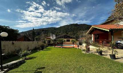 Casa à venda com 4 quartos sendo 2 suítes, 1.245 m² de terreno em condomínio no Comary - Teresópolis/RJ.