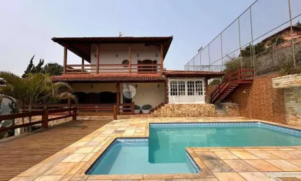 Casa para venda dentro de condomínio com 4 quartos sendo 3 suítes em Albuquerque, Teresópolis/RJ.