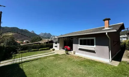 Casa linear com 5 quartos sendo 2 suítes em condomínio em Vargem Grande - Teresópolis/RJ.