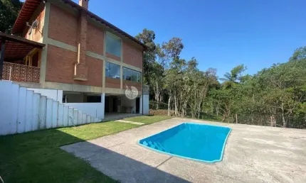 Casa com 4 quartos sendo 1 suíte, 2.000 m² de terreno, em condomínio em três córregos - teresópolis/rj.