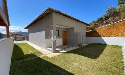 Casa linear com 3 quartos sendo 1 suíte em condomínio, 120 m² em Albuquerque - Teresópolis/RJ.