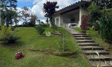 Casa à venda em condomínio com 4 quartos sendo 2 suítes, 220 m² no Comary - Teresópolis/RJ.