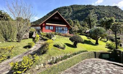 Casa para venda com 5 quartos, sendo 2 suítes, 365 m² no Comary - Teresópolis/RJ.