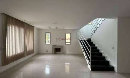 Casa com 4 quartos sendo 1 suíte em condomínio na Ermitage - Teresópolis/RJ.