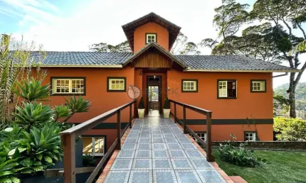 Casa à venda em condomínio com 4 quartos sendo 1 suíte, 302.18 m² no Comary - Teresópolis/RJ.