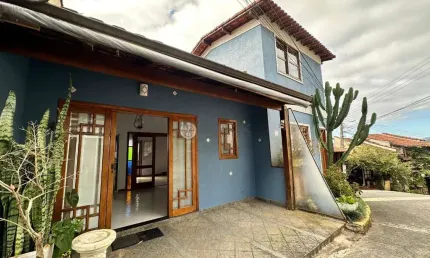 Casa à venda em condomínio, 3 quartos sendo 1 suíte na Iúcas - Teresópolis/RJ.