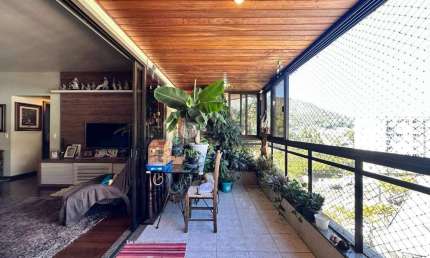 Apartamento para venda com 4 quartos sendo 2 suítes e 1 dependência completa, 210 m² em Agriões - Teresópolis/RJ.