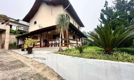Casa à venda com 3 quartos sendo 1 suíte, 800 m² de terreno em Araras - Teresópolis/RJ.