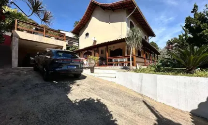 Casa à venda com 3 quartos sendo 1 suíte, 800 m² de terreno em araras - teresópolis/rj.