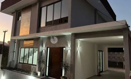 Casa à venda com 4 quartos sendo 3 suítes, 150 m² na várzea - teresópolis/rj.