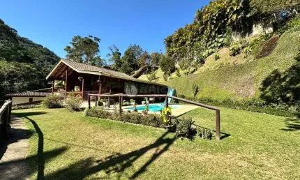 Casa à venda com 2 quartos, 640 m² de terreno em condomínio no comary - teresópolis/rj.