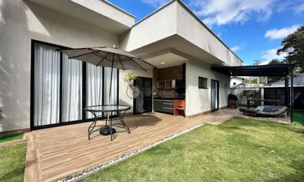 Casa linear em condomínio à venda com 3 suítes, 450 m² de terreno em albuquerque - teresópolis/rj.