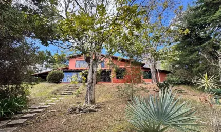 Casa à venda com 4 quartos sendo 1 suíte, 5.320 m² de terreno na granja mafra - teresópolis/rj.