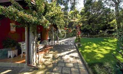 Casa à venda com 4 quartos sendo 1 suíte, 2 mil m²  de terreno no Parque do Imbuí - Teresópolis/RJ.