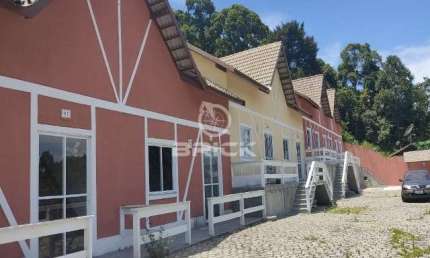 Casa com 3 quartos sendo 1 suíte em condomínio na Granja Guarani - Teresópolis/RJ.